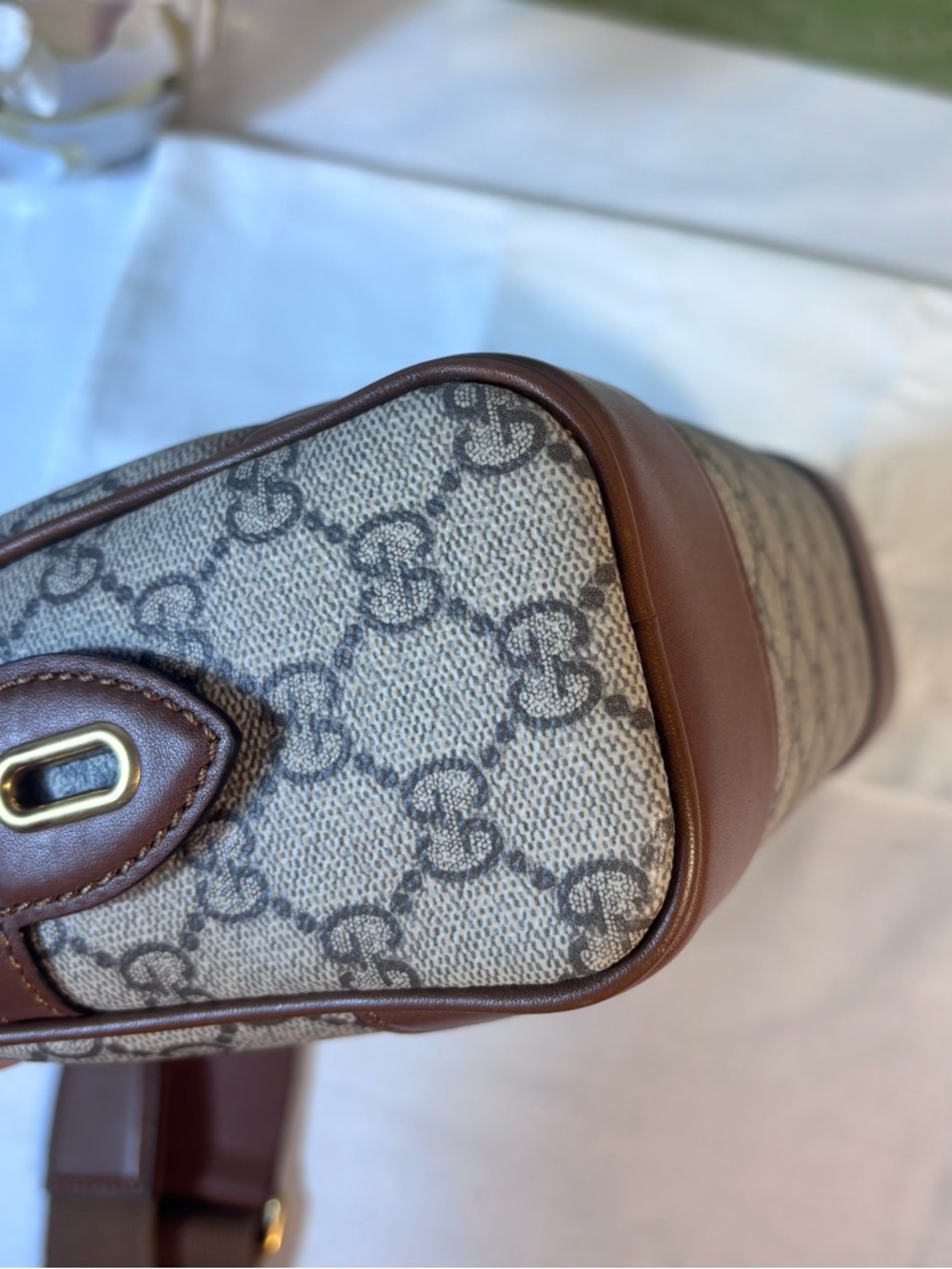 Beautiful Gucci Small Emblem Crossbody - Picture 16 of 16